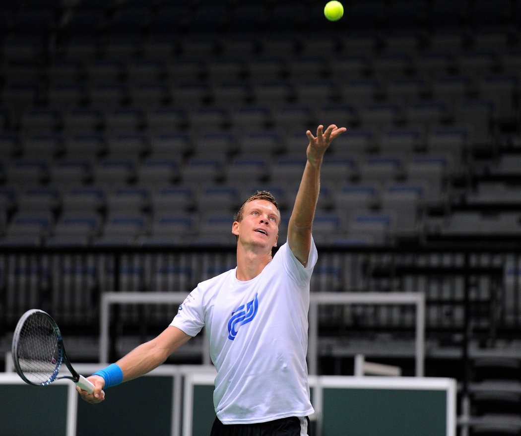 Tomáš Berdych si v pražské O2 Areně vyzkoušel před finále Davis Cupu i servis