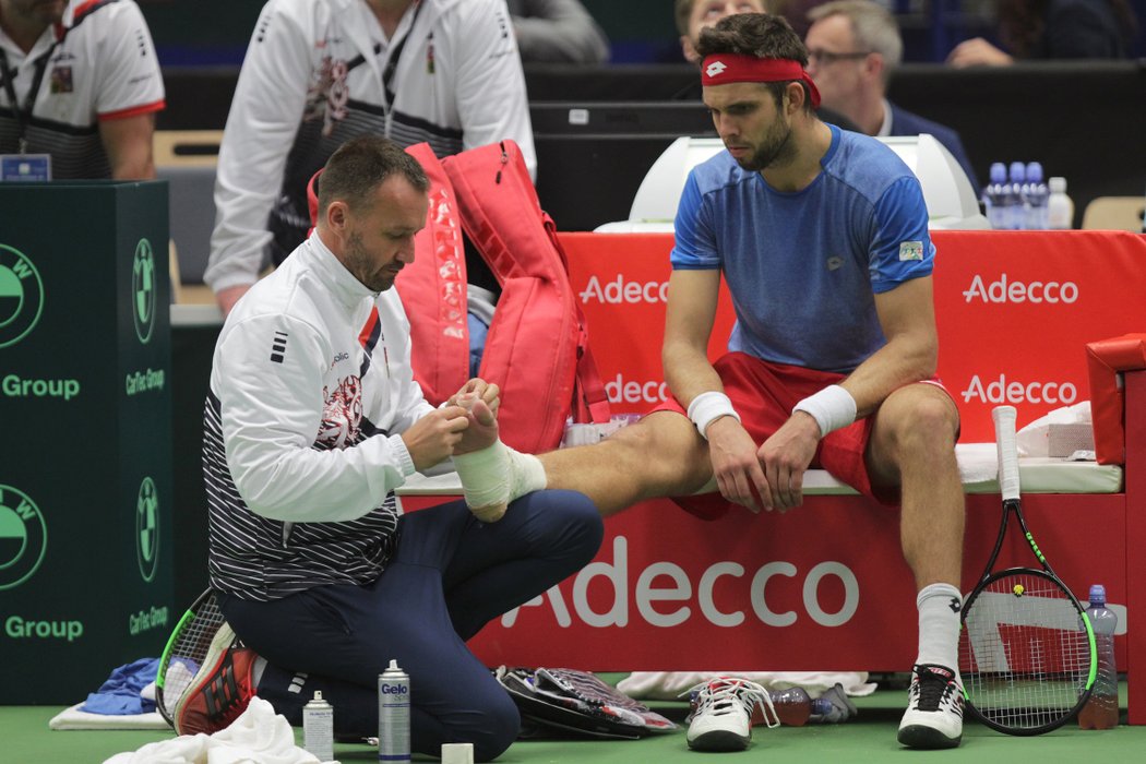 Fyzioterapeut Michal Novotný (vlevo) ošetřil Jiřímu Veselému z ČR vykloubený prst na pravé noze