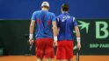 Tomáš Berdych a Radek Štěpánek (vpravo) diskutují mezi výměnami.