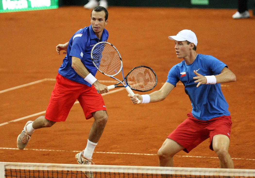 Radek Štěpánek a Tomáš Berdych (vpravo) během čtyřhry v Davis Cupu.