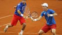 Radek Štěpánek a Tomáš Berdych (vpravo) během čtyřhry v Davis Cupu.