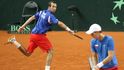 Radek Štěpánek a Tomáš Berdych (vpravo) během čtyřhry v Davis Cupu.