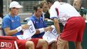 Radek Štěpánek a Tomáš Berdych (vlevo) s kapitánem Jaroslavem Navrátilem během přestávky.