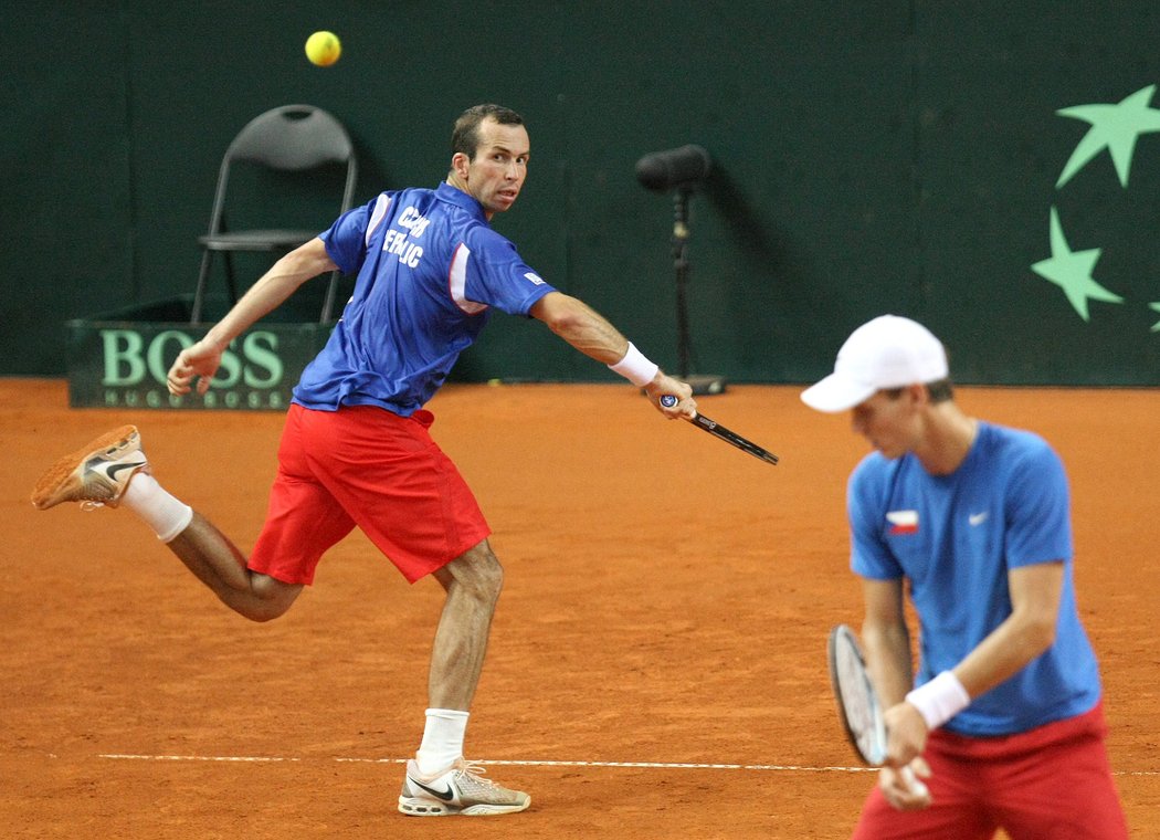 Radek Štěpánek a Tomáš Berdych (vpravo) během čtyřhry v Davis Cupu.