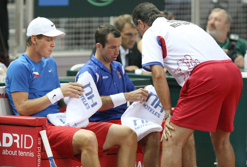 Radek Štěpánek a Tomáš Berdych (vlevo) s kapitánem Jaroslavem Navrátilem během přestávky.