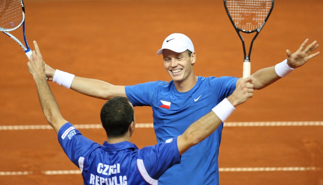 Radek Štěpánek s Tomášem Berdychem (vpravo) postupují do finále Davis Cupu.