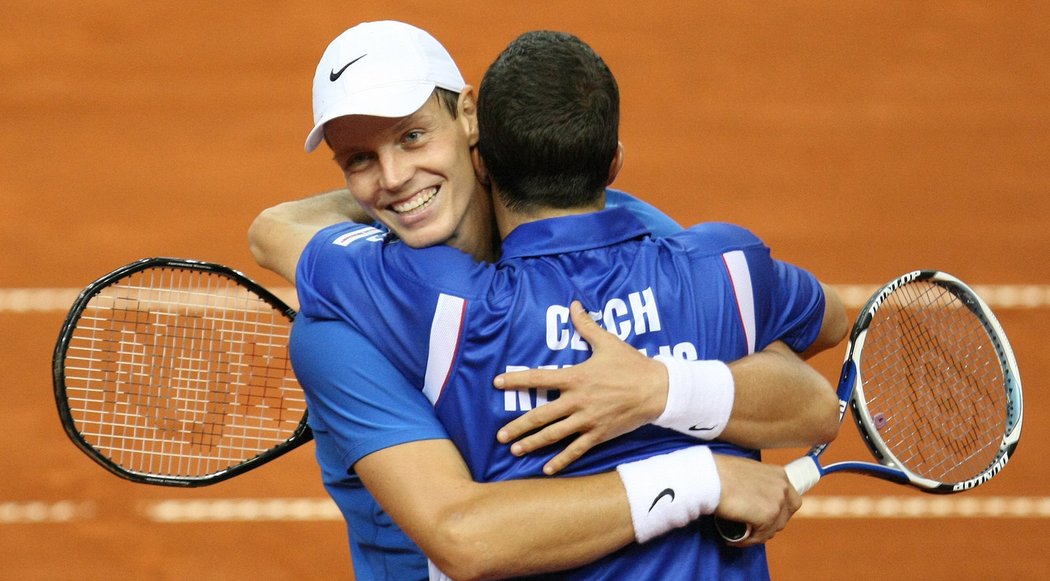 Radek Štěpánek s Tomášem Berdychem (vlevo) se radují z postupu do Davis Cupu.