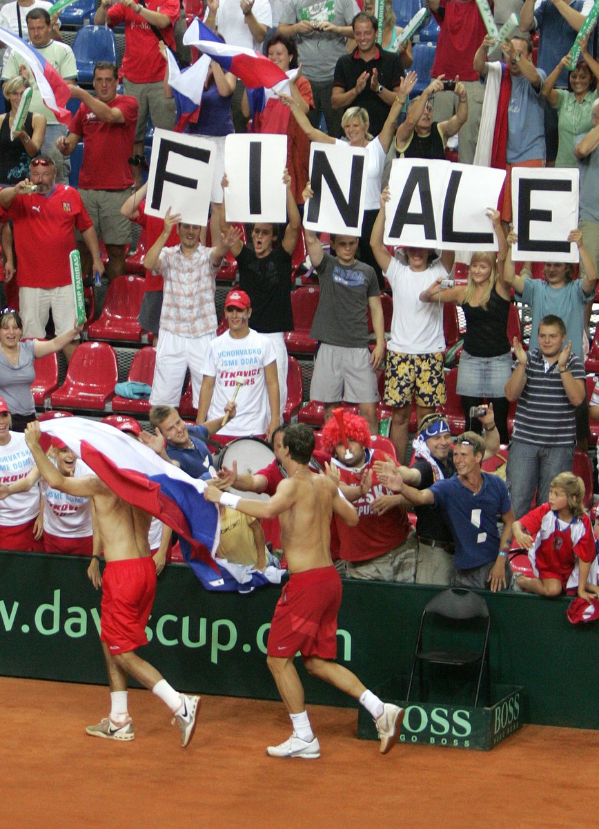 Tomáš Berdych a Radek Štěpánek (vlevo) oslavují s fanoušky postup do finále Davis Cupu.