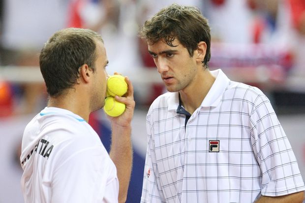 Chorvaté Marin Čilič (vpravo) a Lovro Zovko domlouvají taktiku. Chorvaté Marin Čilič (vpravo) a Lovro Zovko domlouvají taktiku.