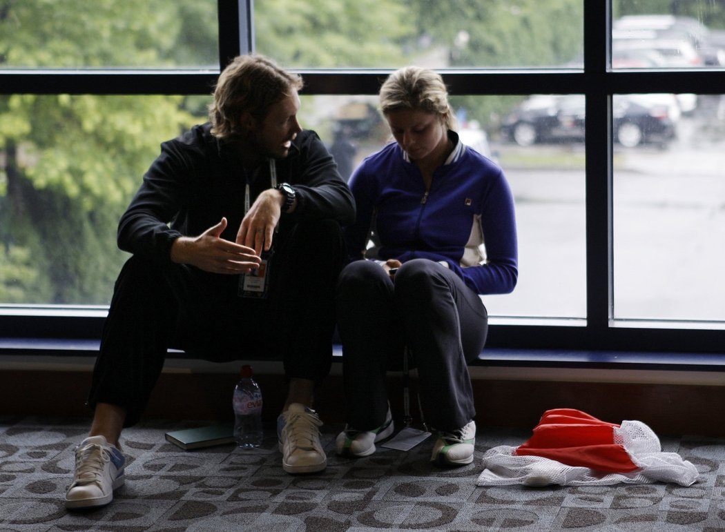 Kim Clijstersová a její manžel Brian Lynch čekají, jestli přestane pršet