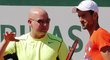 Andre Agassi se snaží jako kouč vzkřísit obhájce titulu na French Open Novaka Djokoviče