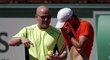 Andre Agassi a Novak Djokovič při tréninku na French Open