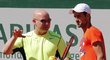 Andre Agassi se snaží jako kouč vzkřísit obhájce titulu na French Open Novaka Djokoviče