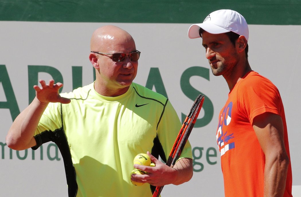 Andre Agassi se snaží jako kouč vzkřísit obhájce titulu na French Open Novaka Djokoviče