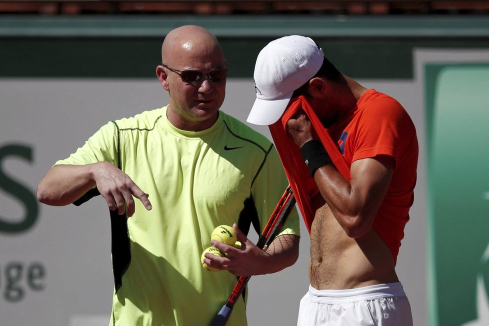 Andre Agassi a Novak Djokovič při tréninku na French Open