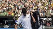 Novak Djokovič opouští kurt v Melbourne poté, co na Australian Open vypadl už ve druhém kole