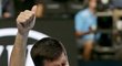 Novak Djokovič zdraví australské fanoušky poté, co na Australian Open vypadl už ve druhém kole