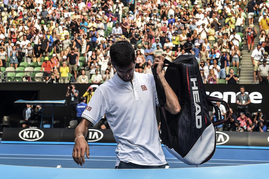 Novak Djokovič opouští kurt v Melbourne poté, co na Australian Open vypadl už ve druhém kole