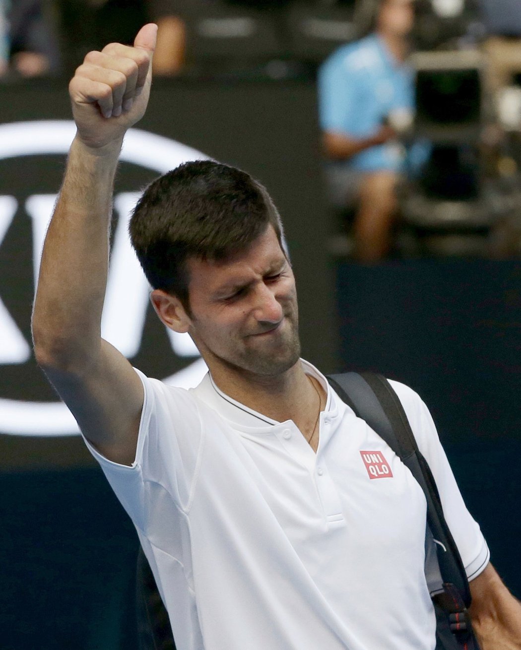 Novak Djokovič zdraví australské fanoušky poté, co na Australian Open vypadl už ve druhém kole