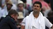 Srbský tenista Novak Djokovič bojoval na turnaji ve Wimbledonu s bolestí v lokti