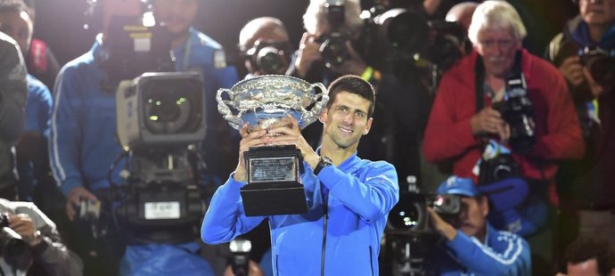 Novak Djokovič slaví svůj osmý grandslamový titul