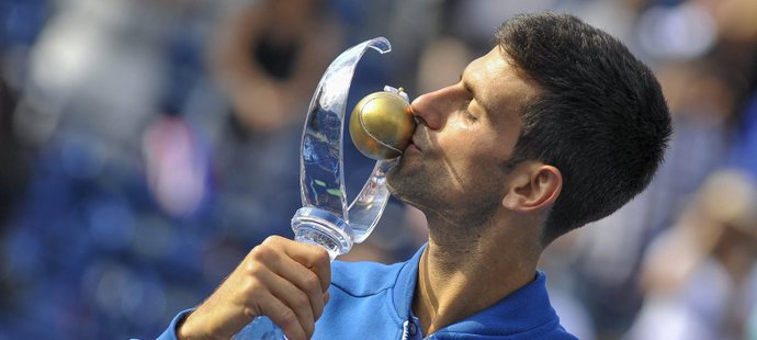 Novak Djokovič pózuje s Rogers Cupem po zisku titulu na turnaji v Torontu