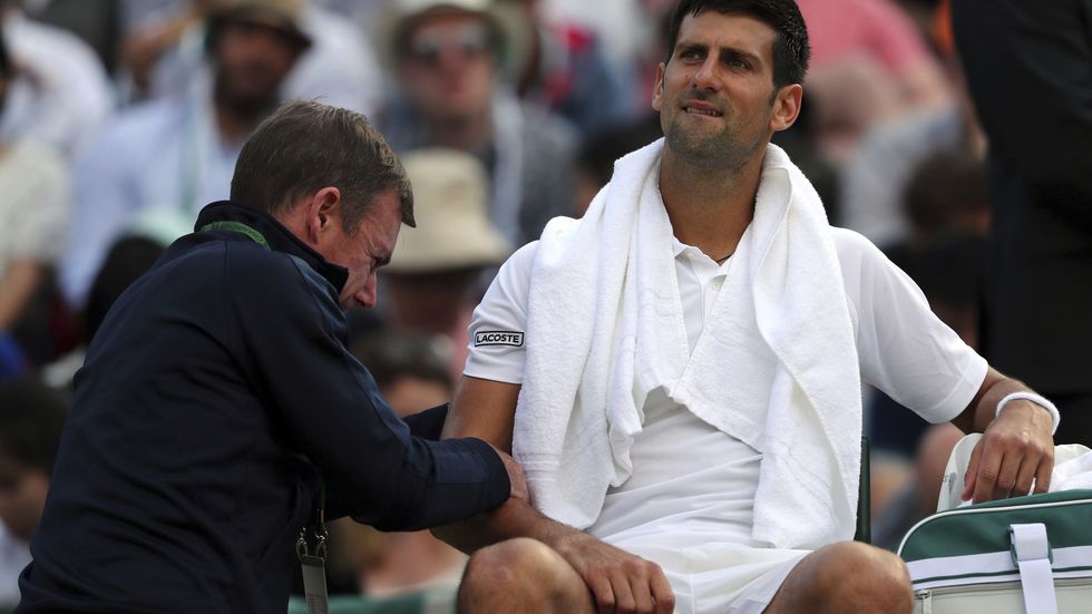Srbský tenista Novak Djokovič bojoval na turnaji ve Wimbledonu s bolestí v lokti