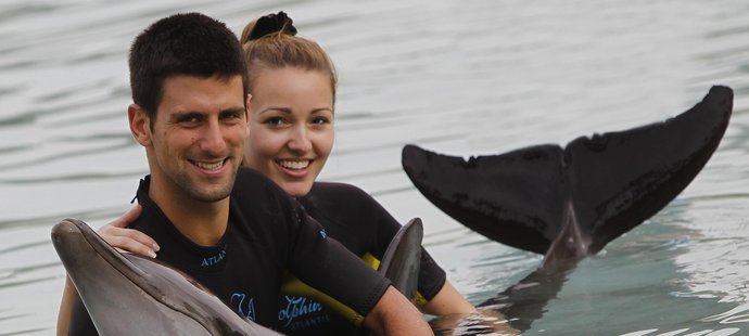 Djokovič si s přítelkyní užíval vodních radovánek s delfíny