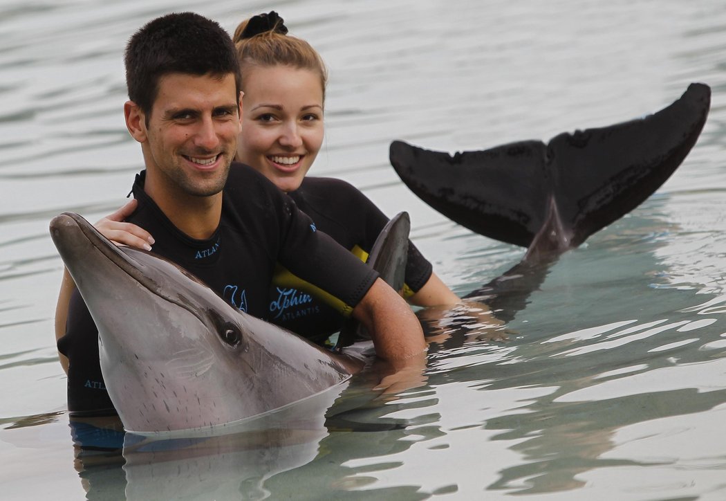 Djokovič si s přítelkyní užíval vodních radovánek s delfíny