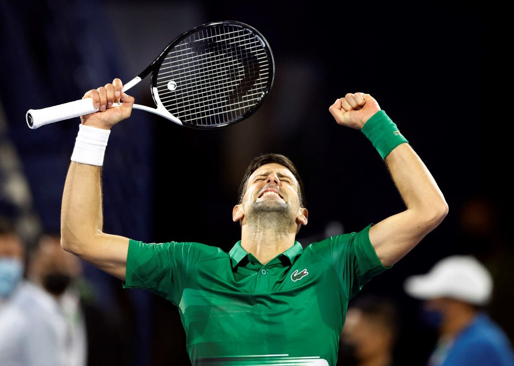 Novak Djokovič, jenž kvůli chybějícímu očkování proti covidu přišel o Australian Open, zahájil v Dubaji sezonu výhrou 6:3, 6:3 nad Lorenzem Musettim.