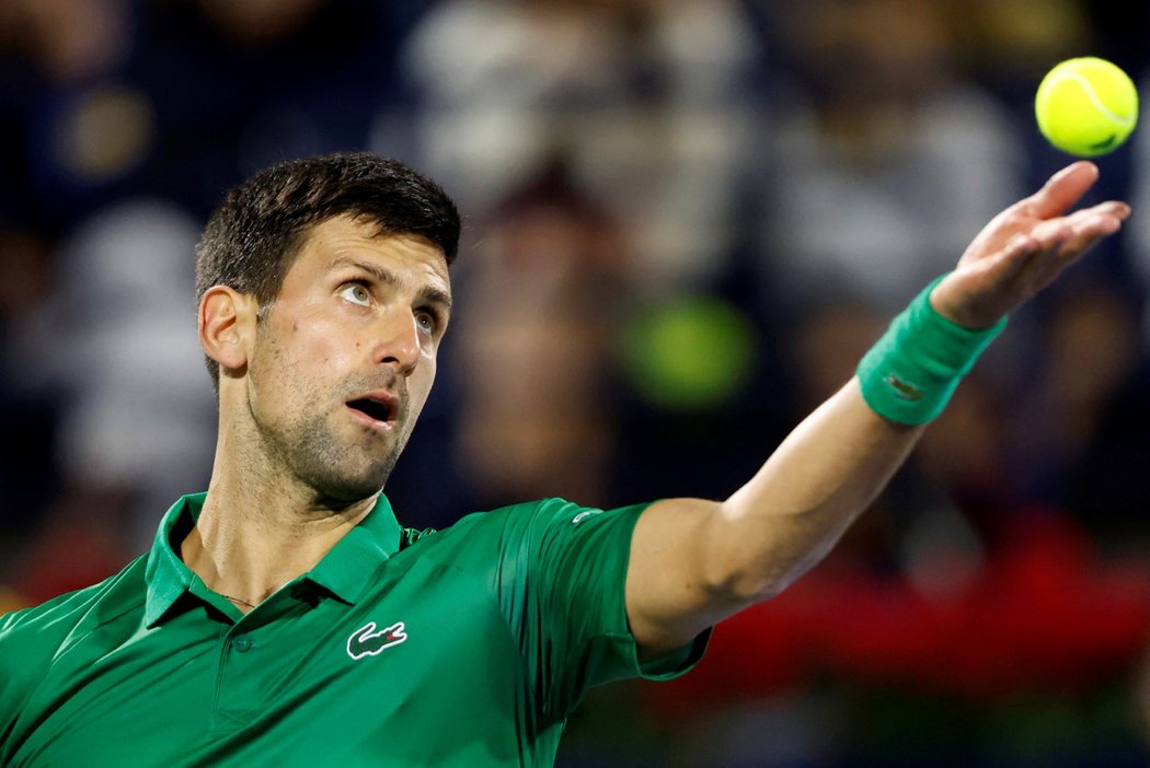 Novak Djokovič, jenž kvůli chybějícímu očkování proti covidu přišel o Australian Open, zahájil v Dubaji sezonu výhrou 6:3, 6:3 nad Lorenzem Musettim.