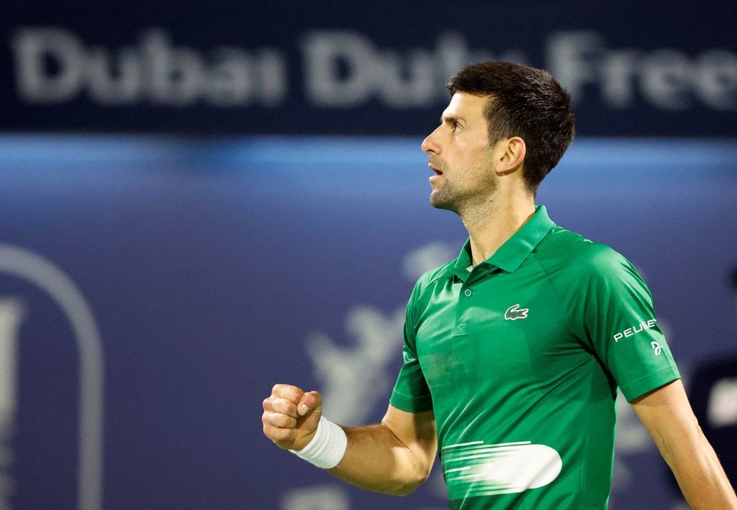 Novak Djokovič, jenž kvůli chybějícímu očkování proti covidu přišel o Australian Open, zahájil v Dubaji sezonu výhrou 6:3, 6:3 nad Lorenzem Musettim.