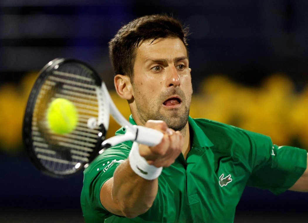 Novak Djokovič, jenž kvůli chybějícímu očkování proti covidu přišel o Australian Open, zahájil v Dubaji sezonu výhrou 6:3, 6:3 nad Lorenzem Musettim.