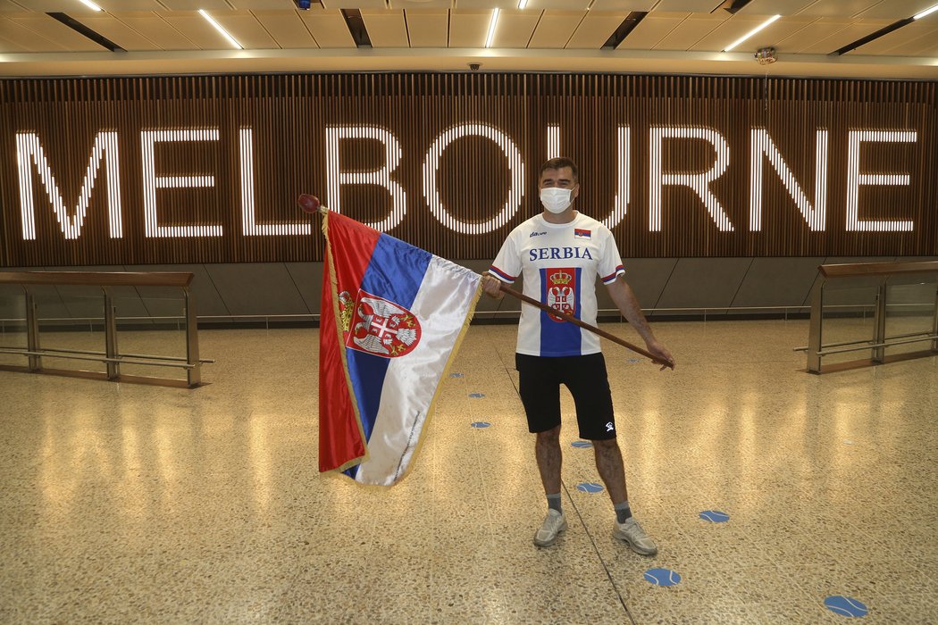Novaka Djokoviče  včera dorazil jeden fanoušek podpořit přímo na letiště, další později dorazili k hotelu.