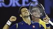 Novak Djokovič slaví krátce poté, co v semifinále Australian Open přemohl Rogera Federera
