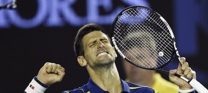 Novak Djokovič slaví krátce poté, co v semifinále Australian Open přemohl Rogera Federera