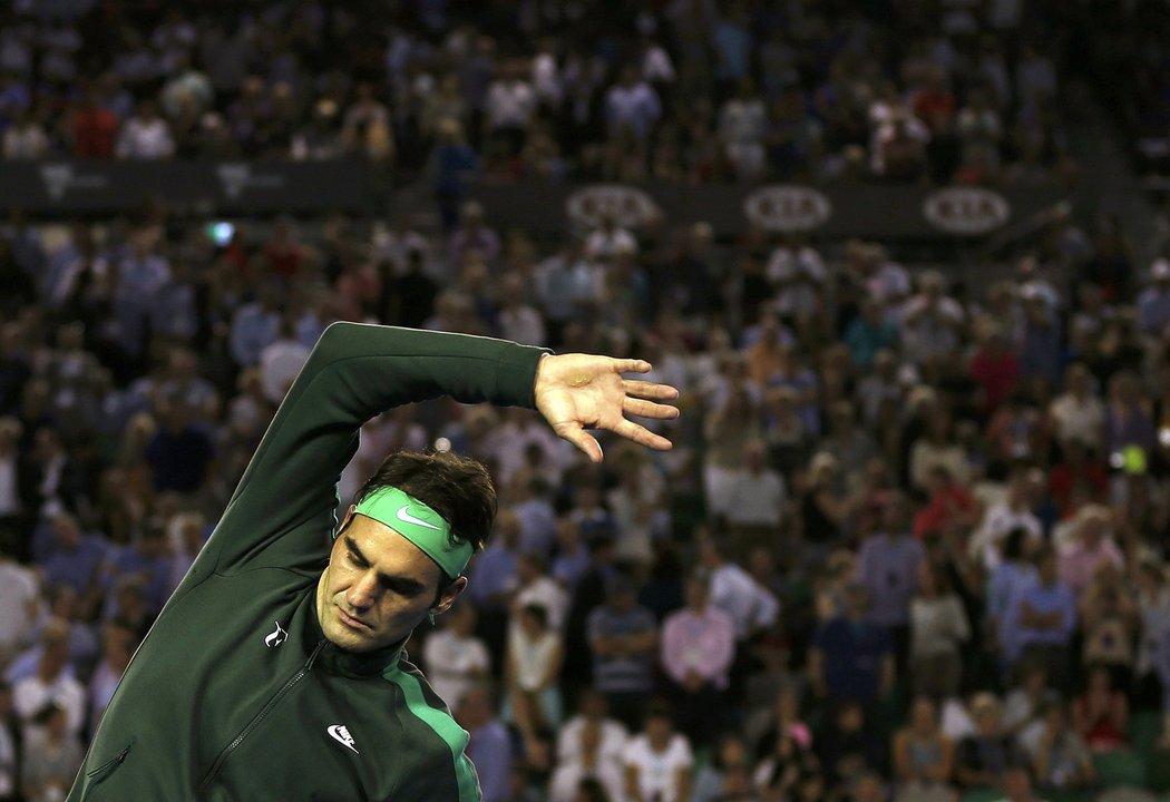 Roger Federer se rozcvičuje před startem semifinále Australian Open s Novakem Djokovičem