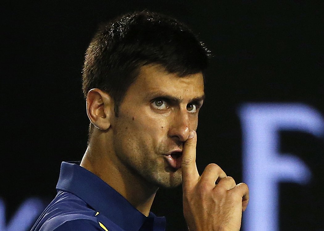 Novak Djokovič utišuje fanoušky během semifinálového utkání Australian Open proti Rogeru Federerovi