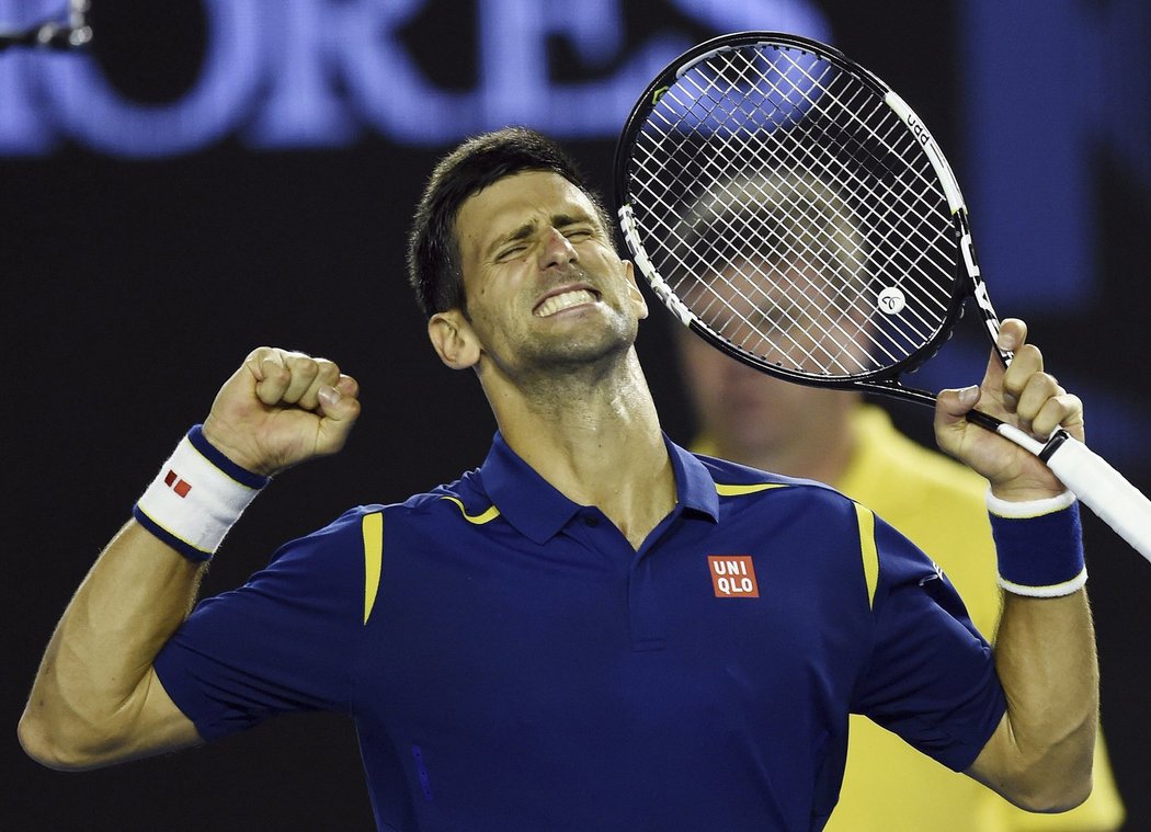 Novak Djokovič slaví krátce poté, co v semifinále Australian Open přemohl Rogera Federera