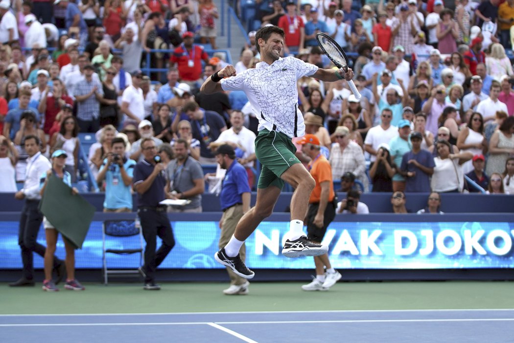 Novak Djokovič porazil ve finále v Cincinnati Rogera Federera 6:4, 6:4.