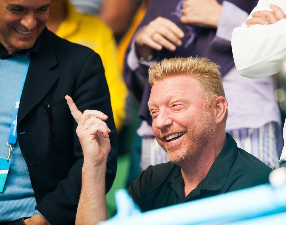 Počkej, ty dostaneš. Boris Becker s úsměvem varuje svého svěřence Novaka Djokoviče před tím, než srbský tenista začal na kurtu imitovat jeho kdysi dělový servis