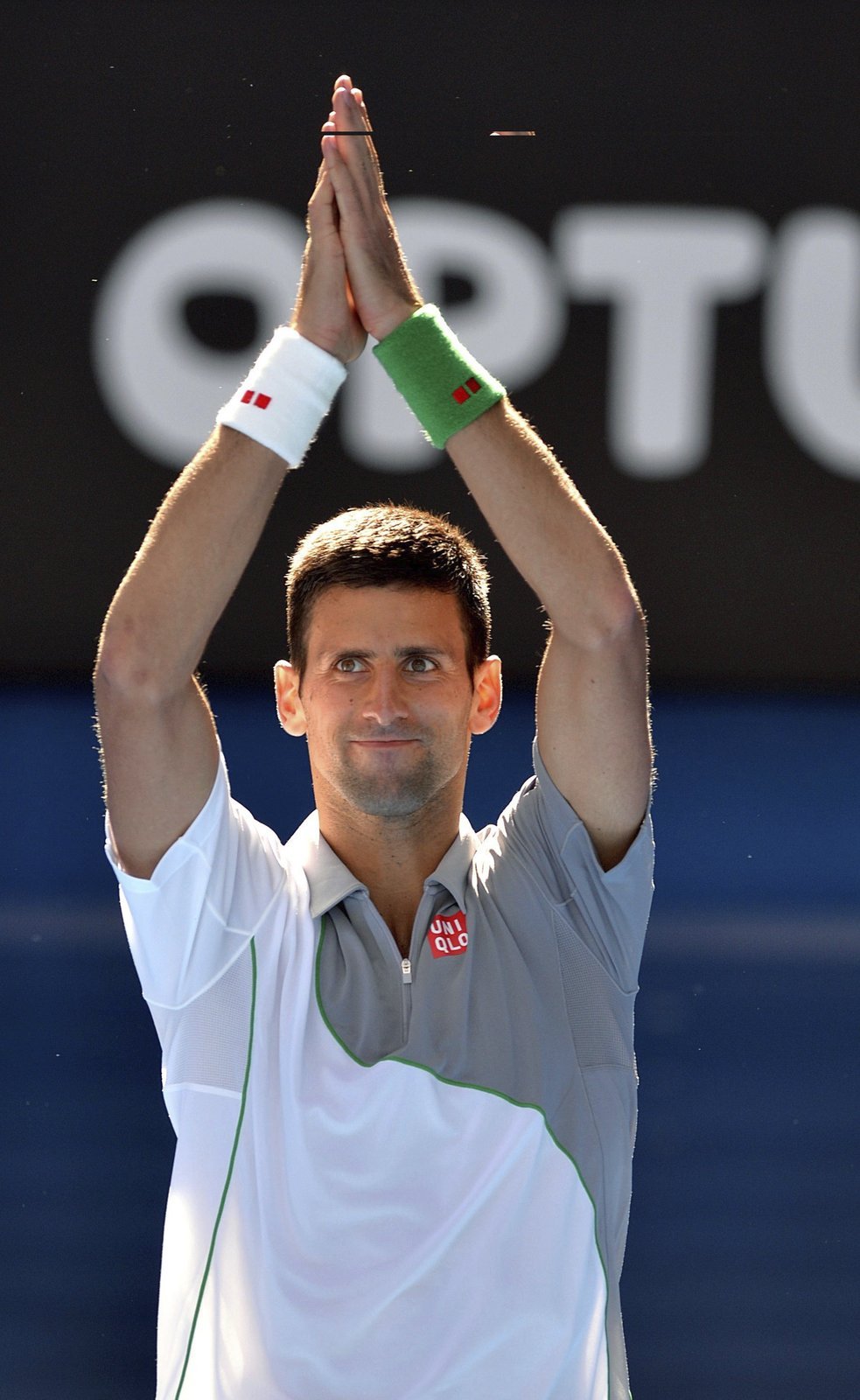 Novak Djokovič zdraví fanoušky po postupu do čtvrtfinále Australian Open