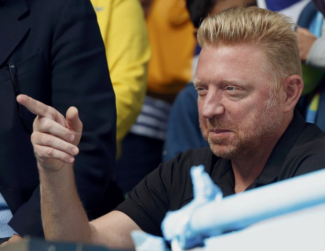 Boris Becker sleduje, jak Novak Djokovič v Melbourne předvádí jeho servis, kterým před lety ničil své soupeře