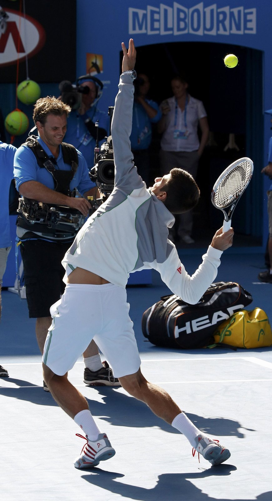 Novak Djokovič po výhře nad Fabiem Fogninim napodoboval podání svého trenéra Borise Beckera