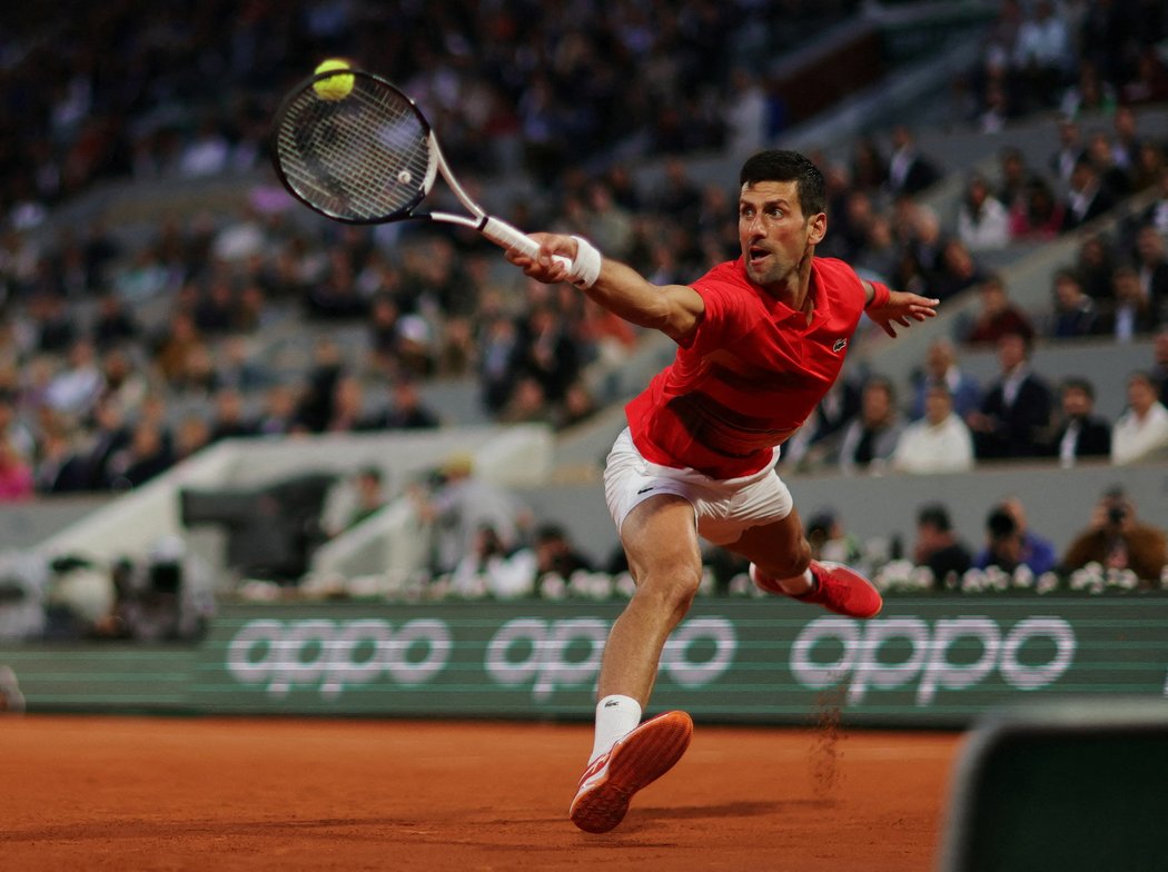 Tenisová jednička Novak Djokovič vypadl z French Open, když ho ve čtvrtfinále vyřadil Rafael Nadal