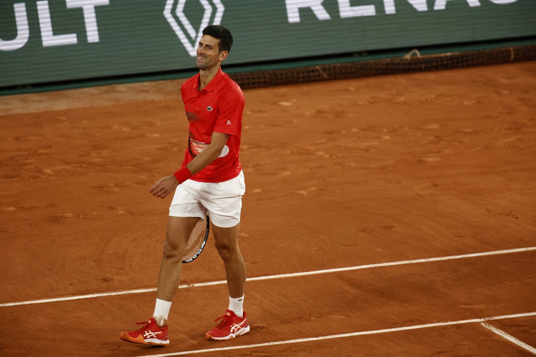 Tenisová jednička Novak Djokovič vypadl z French Open, když ho ve čtvrtfinále vyřadil Rafael Nadal