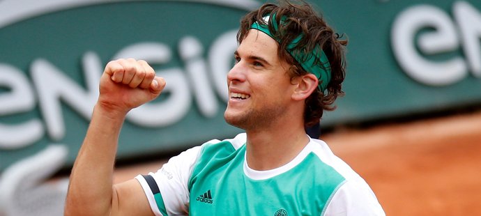 Rakouský tenista Dominic Thiem se raduje z postupu do semifinále French Open, kam se dostal přes Novaka Djokoviče