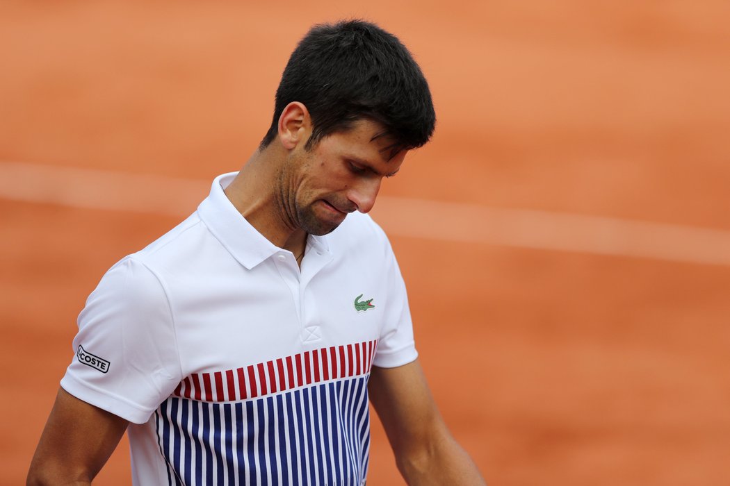 Smutný Novak Djokovič během čtvrtfinále French Open v Paříži, kde vypadl s DominikemThiemem