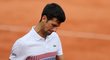 Smutný Novak Djokovič během čtvrtfinále French Open v Paříži, kde vypadl s DominikemThiemem