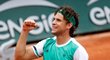 Rakouský tenista Dominic Thiem se raduje z postupu do semifinále French Open, kam se dostal přes Novaka Djokoviče